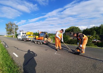 Scheuren vullen met bitumen