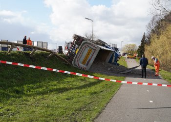 Vrachtwagen gekanteld